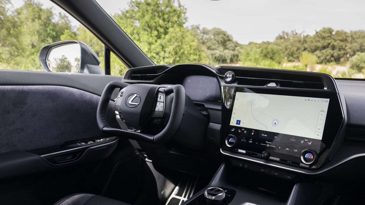 Jak se točí volantem, co není volant? Novinka Lexusu zásadně změní svět automobilů